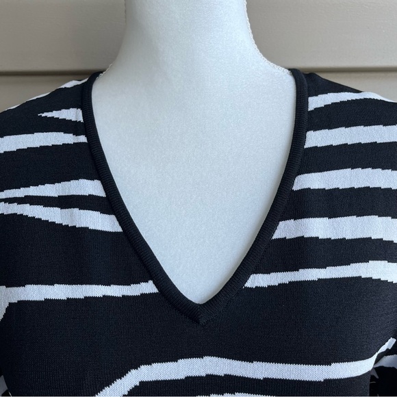 •Cyrus• Knit V-neck Pullover Top - Size Medium - Picture 4 of 8